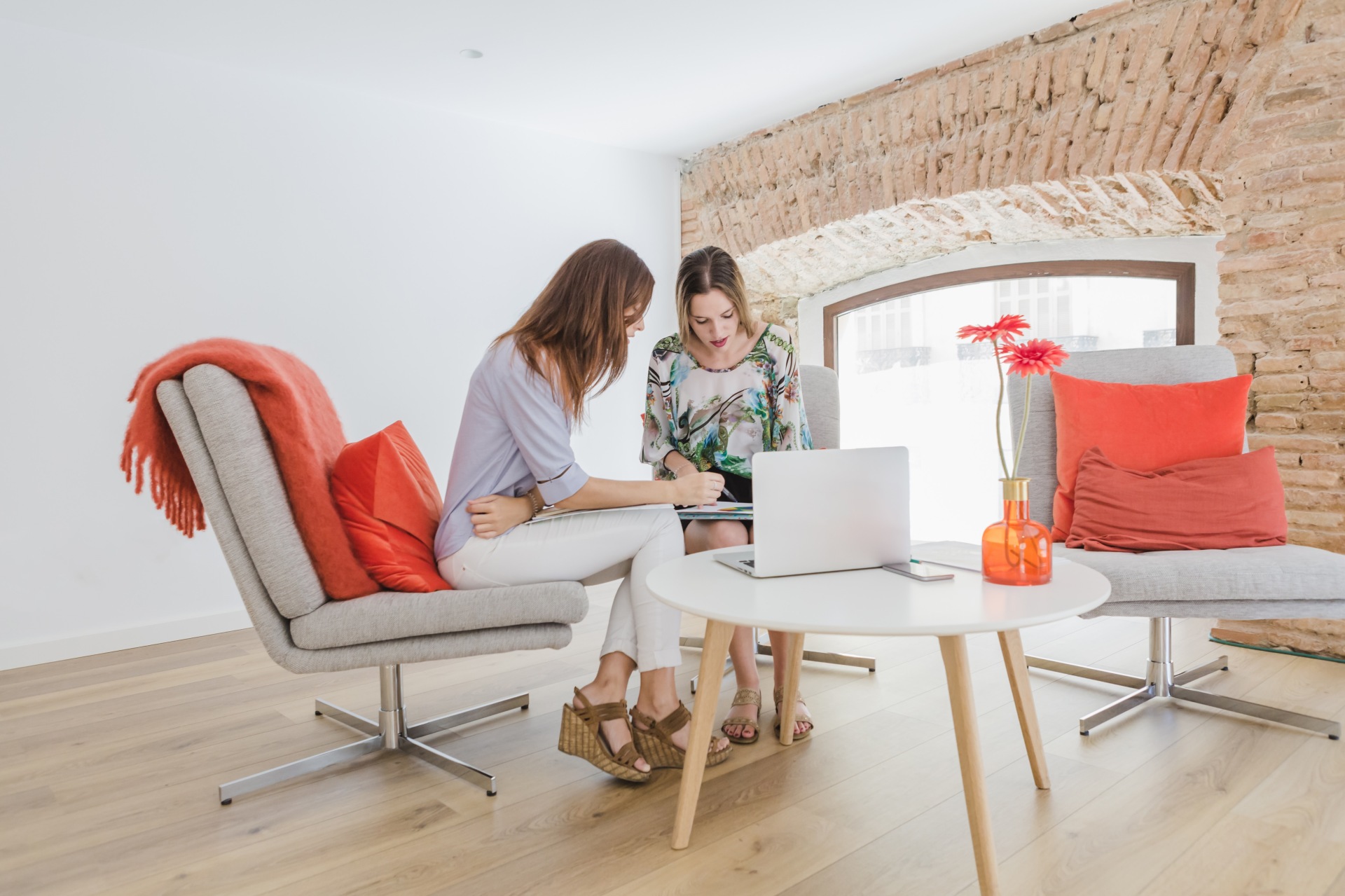 mujeres-decoradoras-en-original-sala-de-estar