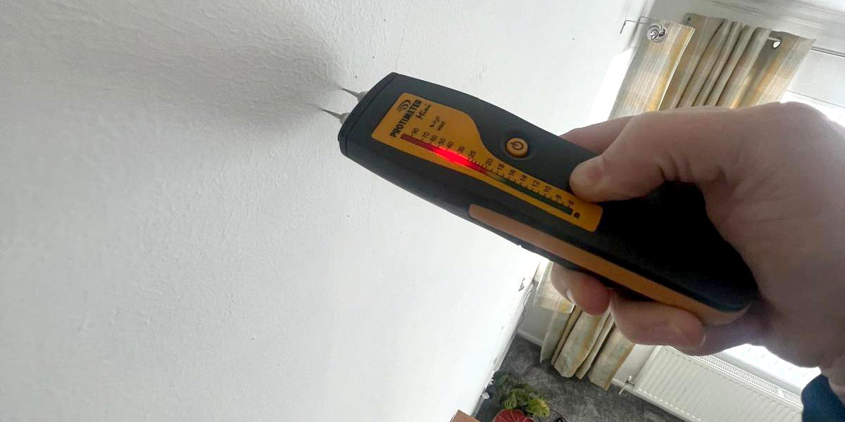 Comparison of a room affected by mould and a room protected by a Positive Input Ventilation system, highlighting the difference