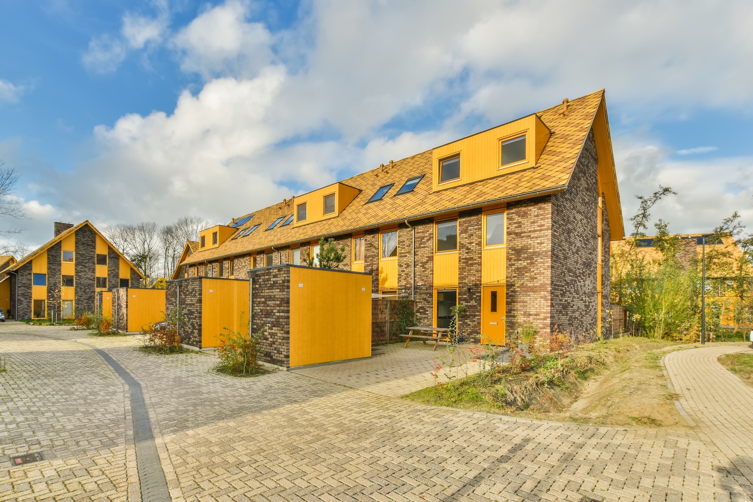 Fachada de edificio residencial de viviendas sostenibles modernas